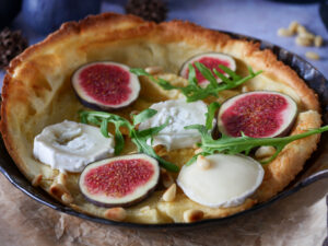 Herzhaftes Dutch-Baby mit Ziegenkäse und Feigen