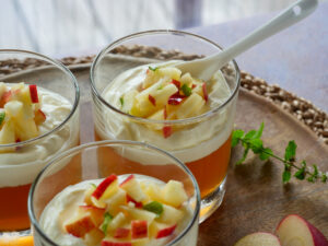 Selbstgemachte Apfel-Götterspeise mit Mascarponecreme