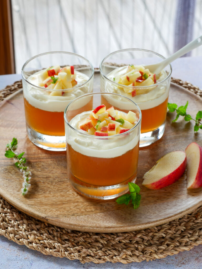 Selbstgemachte Apfel-Götterspeise mit Mascarponecreme