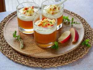 Selbstgemachte Apfel-Götterspeise mit Mascarponecreme