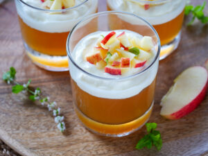 Selbstgemachte Apfel-Götterspeise mit Mascarponecreme