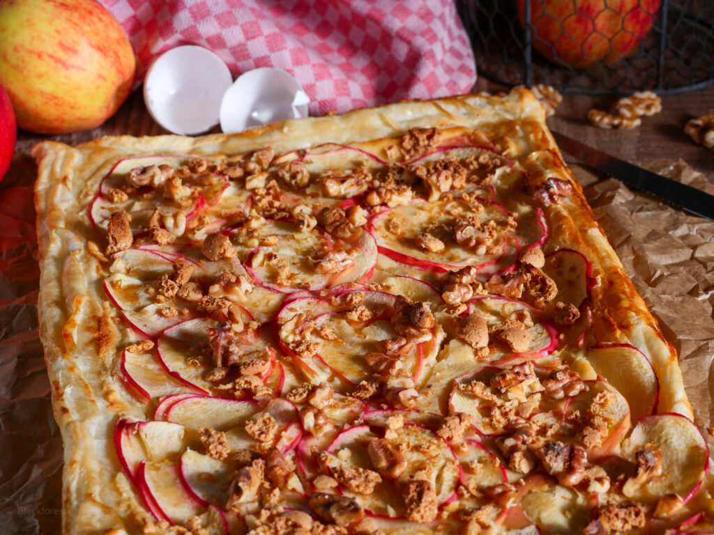 Apfel-Flammkuchen mit Amarettini