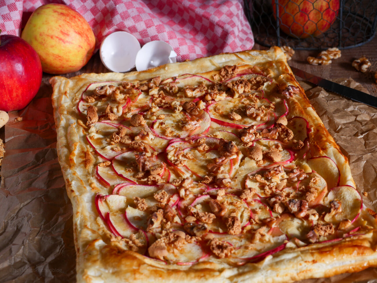Apfel-Flammkuchen mit Amarettini