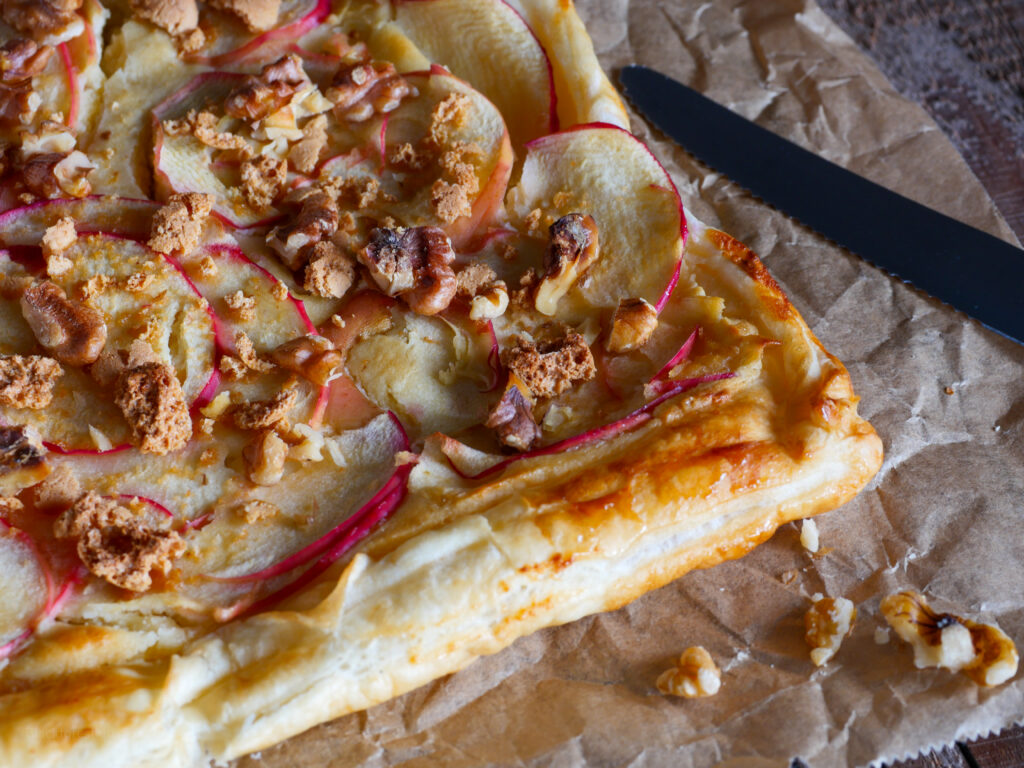 Apfel-Flammkuchen mit Amarettini