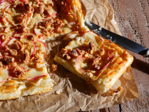 Apfel-Flammkuchen mit Amarettini