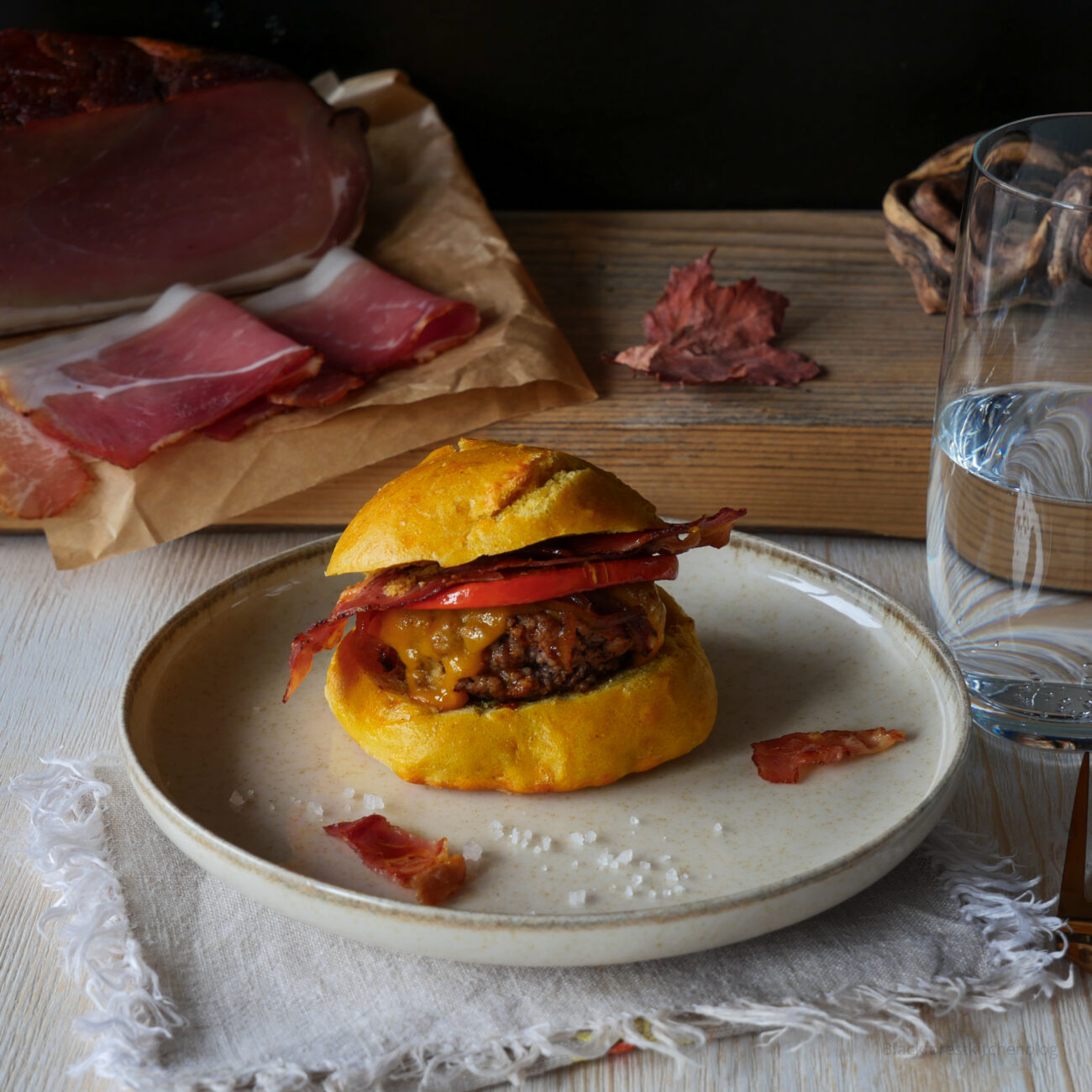 Herbstlicher Burger mit Schwarzwälder Schinken