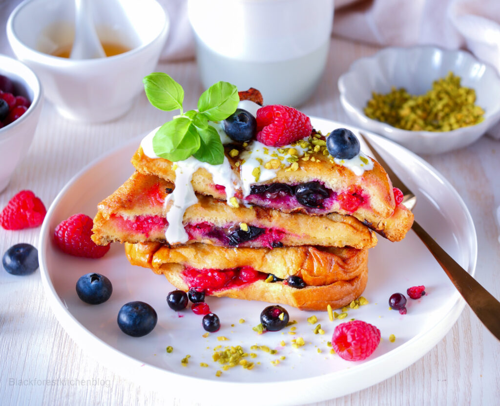 Gefüllte Arme Ritter mit Beeren