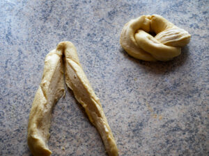 Gefüllte Laugenkringel mit Ei