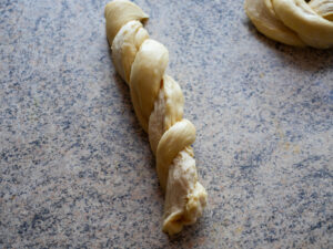 Gefüllte Laugenkringel mit Ei