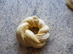 Gefüllte Laugenkringel mit Ei