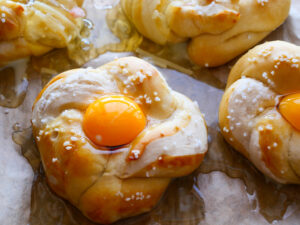 Gefüllte Laugenkringel mit Ei