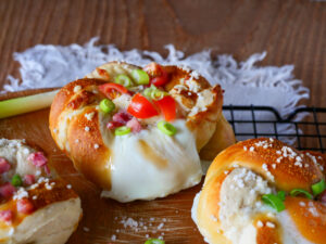 Gefüllte Laugenkringel mit Ei