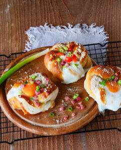 Gefüllte Laugenkringel mit Ei