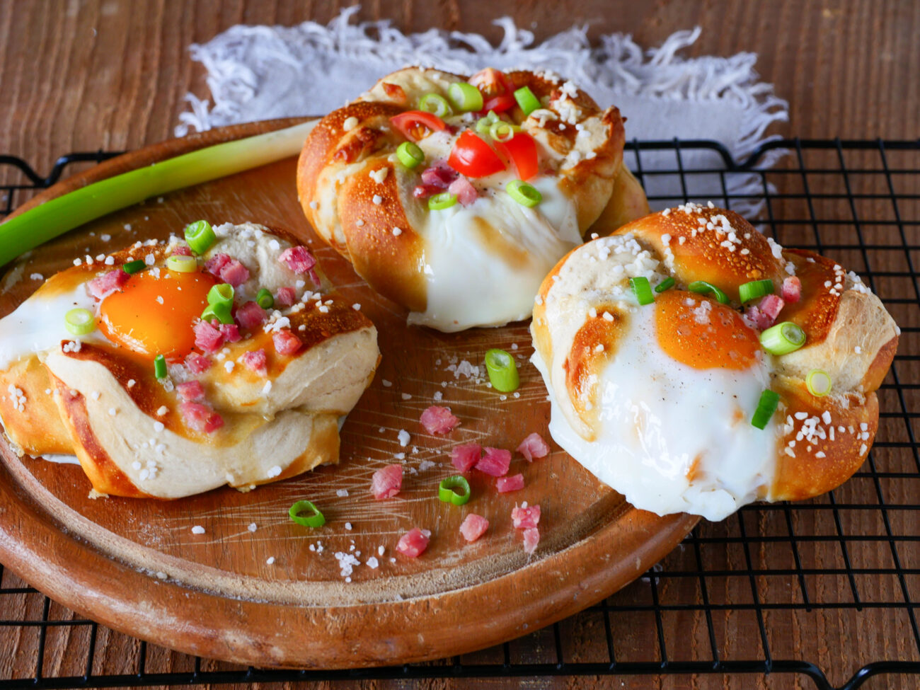 Gefüllte Laugenkringel mit Ei