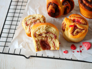 Erdbeerschnecken-Muffins aus Quarkölteig