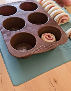 Erdbeerschnecken-Muffins aus Quarkölteig