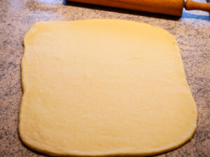 Osterbrot mit exotischen Trockenfrüchten