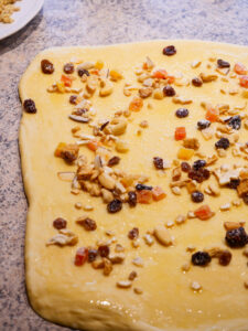 Osterbrot mit exotischen Trockenfrüchten