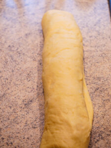 Osterbrot mit exotischen Trockenfrüchten