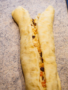 Osterbrot mit exotischen Trockenfrüchten