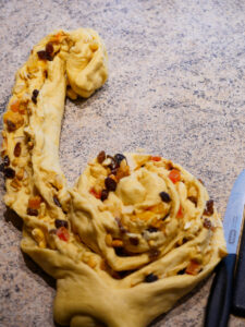 Osterbrot mit exotischen Trockenfrüchten