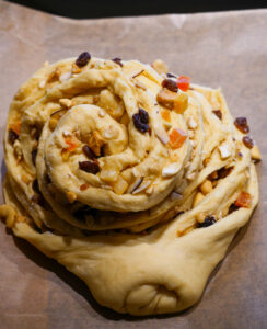 Osterbrot mit exotischen Trockenfrüchten