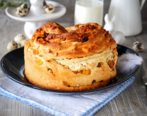 Osterbrot mit exotischen Trockenfrüchten