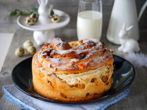 Osterbrot mit exotischen Trockenfrüchten