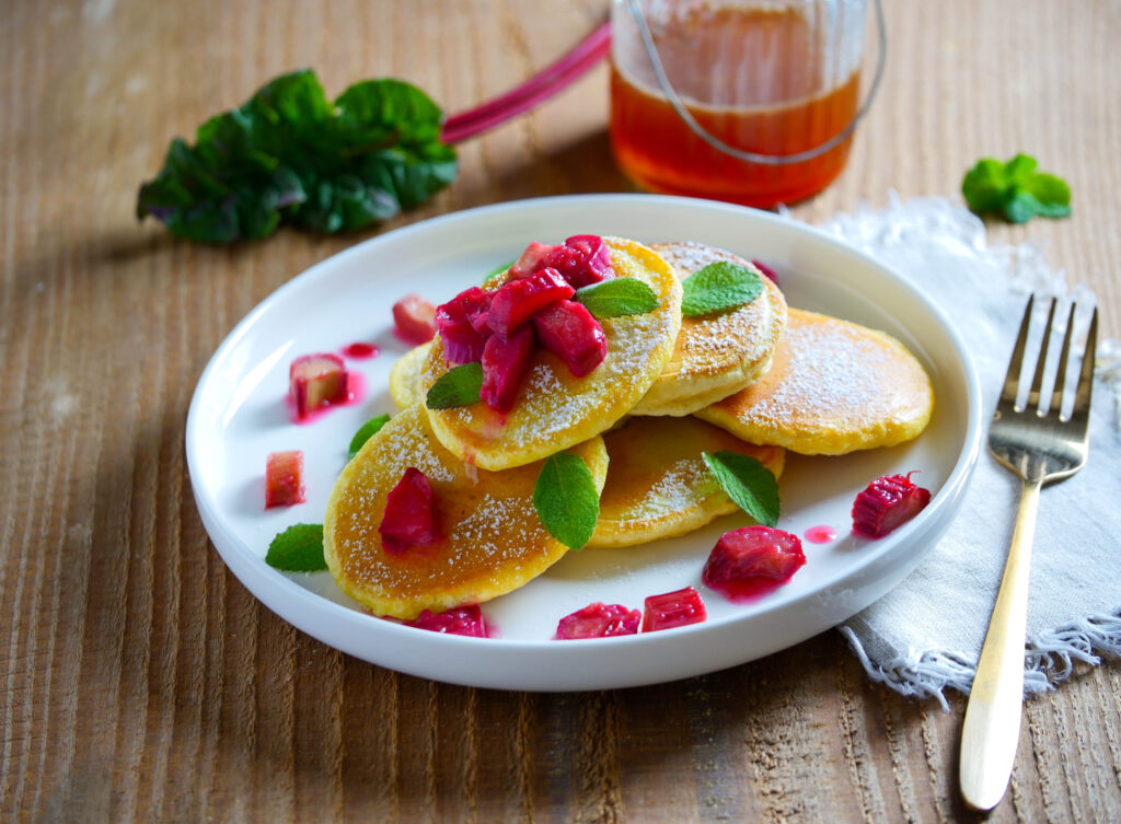 Pancakes mit karamellisiertem Rhabarber und Vanille