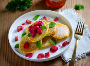 Pancakes mit karamellisiertem Rhabarber und Vanille