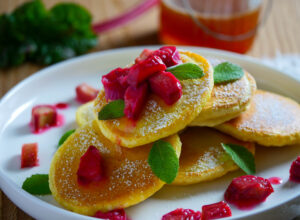 Pancakes mit karamellisiertem Rhabarber und Vanille