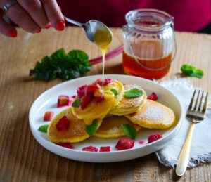 Pancakes mit karamellisiertem Rhabarber und Vanille