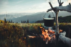 Kochen am Feuer – Wie du dein eigenes Gemüse frisch aus dem Garten an der Feuerstelle zubereitest