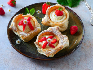 Croissant Buns mit Vanillecreme und Erdbeeren