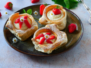 Croissant Buns mit Vanillecreme und Erdbeeren