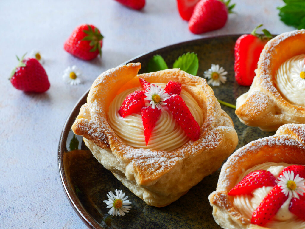 Croissant Buns mit Vanillecreme und Erdbeeren 