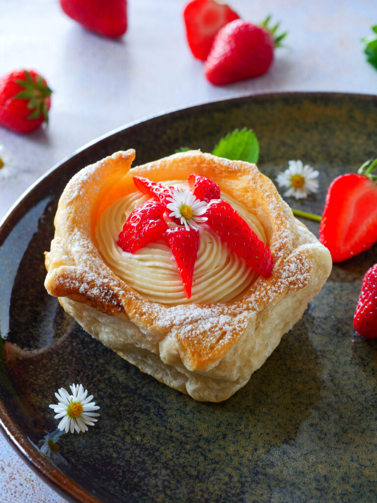 Croissant Buns mit Vanillecreme und Erdbeeren