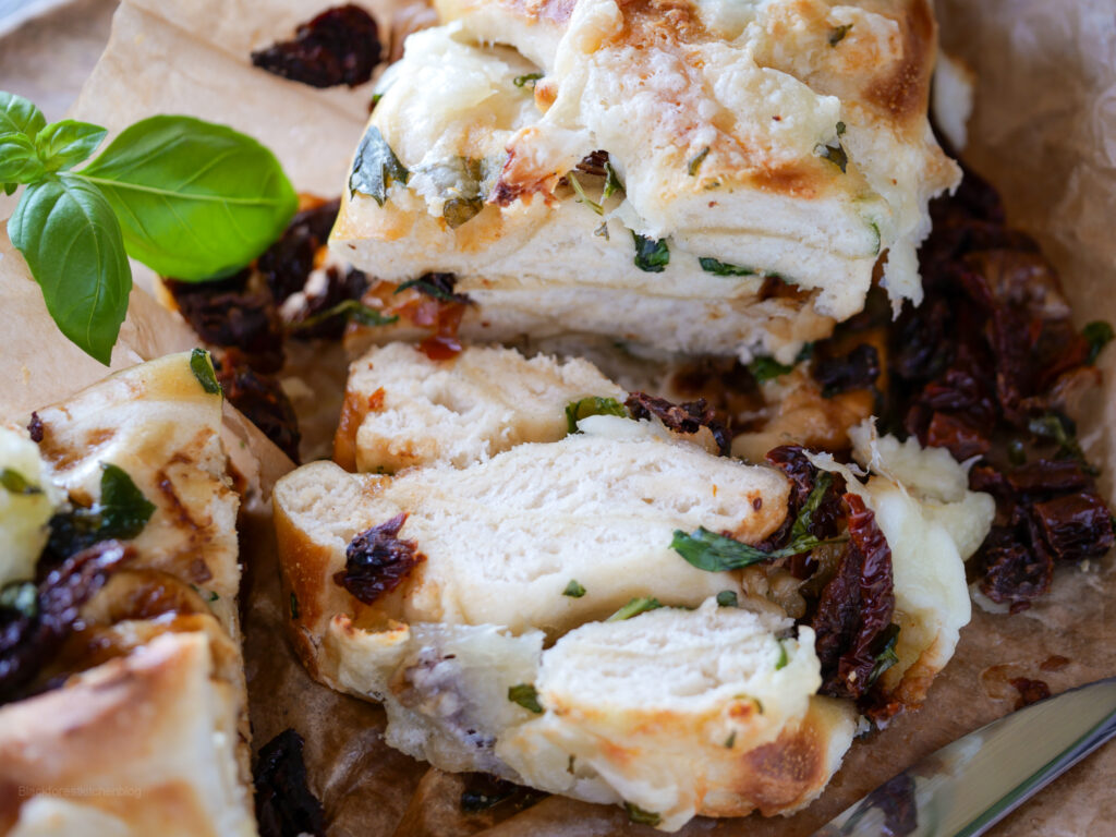 Laugen-Zupfbrot mit getrockneten Tomaten