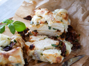 Laugen-Zupfbrot mit getrockneten Tomaten