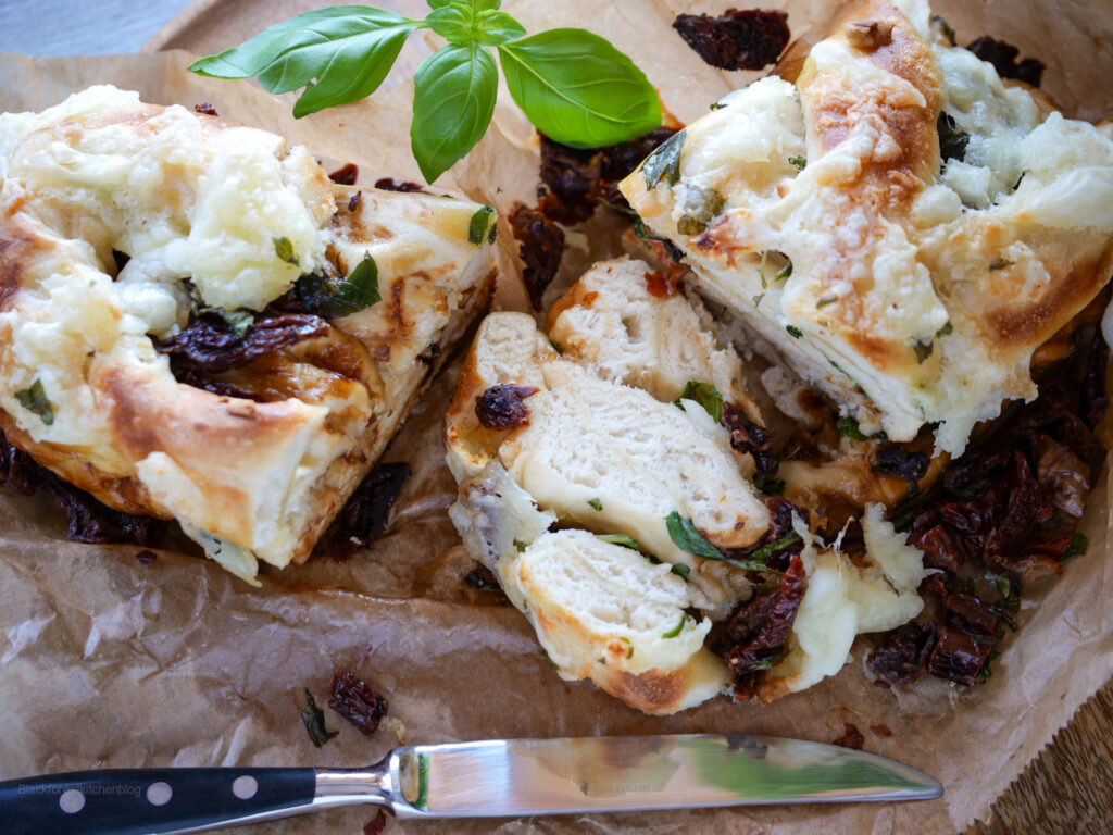 Laugen-Zupfbrot mit getrockneten Tomaten