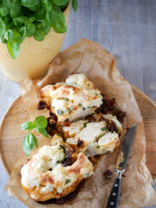 Laugen-Zupfbrot mit getrockneten Tomaten