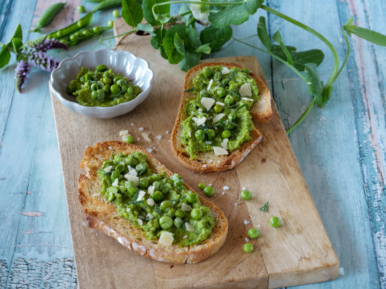 Erbsencreme auf geröstetem Brot
