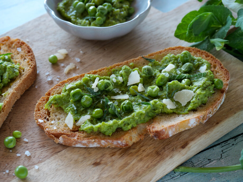 Erbsencreme auf geröstetem Brot