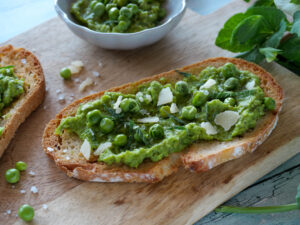 Erbsencreme auf geröstetem Brot