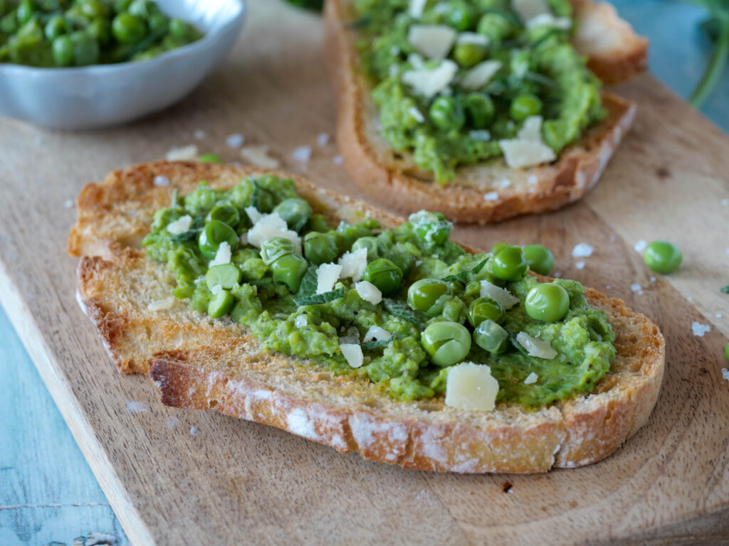 Erbsencreme auf geröstetem Brot