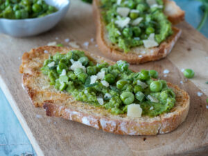 Erbsencreme auf geröstetem Brot