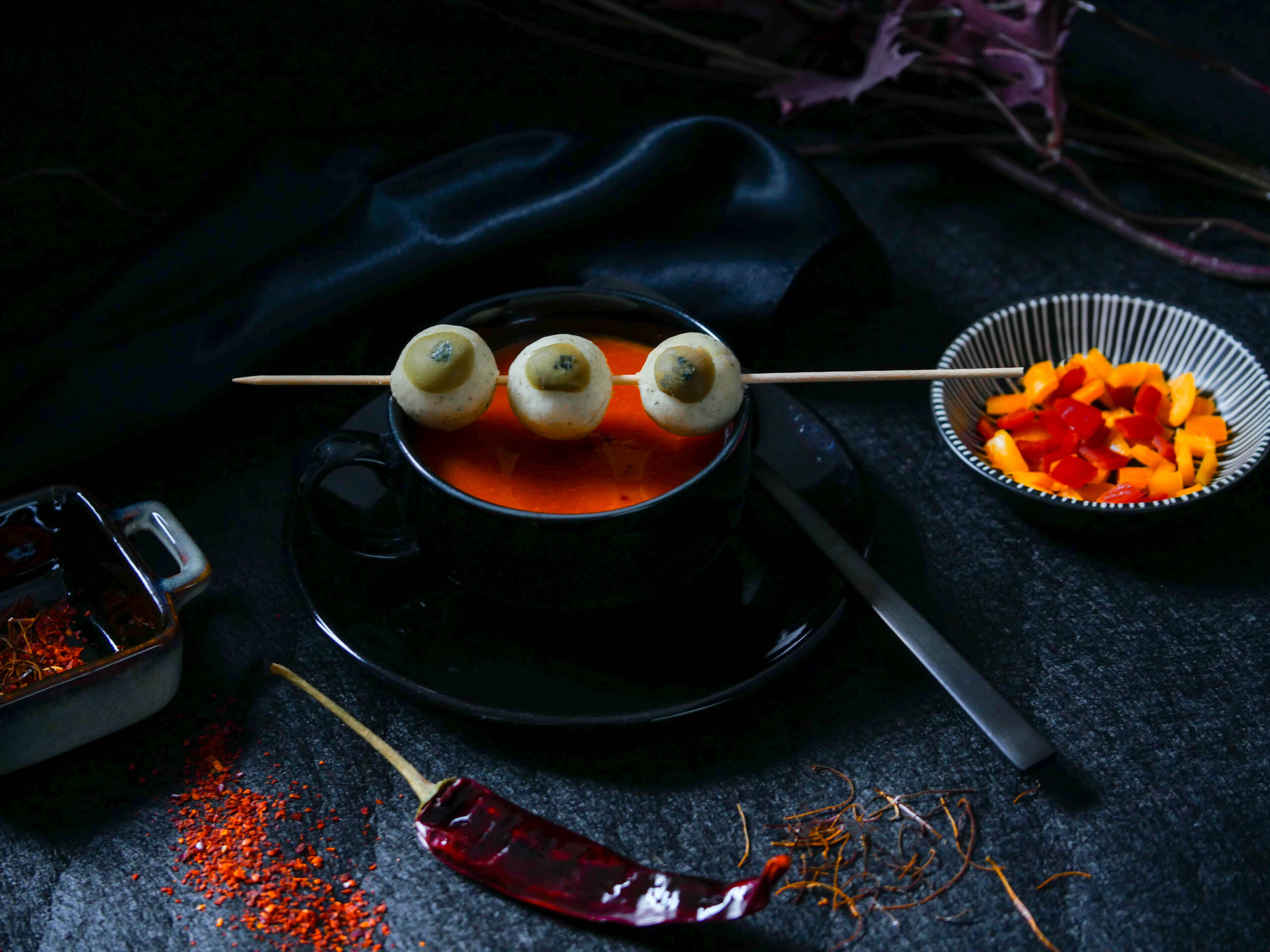 Scharfe Paprikasuppe für Halloween