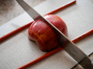 Hasselback Bratapfel mit Vanillesoße