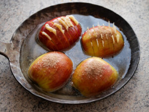 Hasselback Bratapfel mit Vanillesoße
