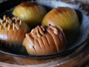 Hasselback Bratapfel mit Vanillesoße